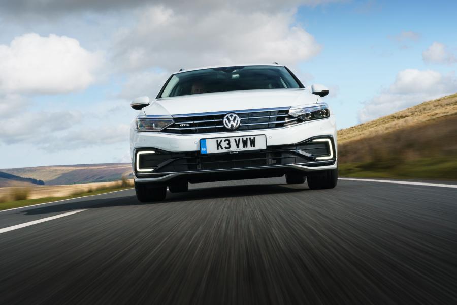  Volkswagen Passat GTE Estate (B8) 2019 года  (UK) (фото 6 из 40)